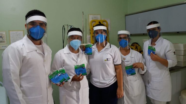 Lassance recebe protetores faciais em tecnologia 3D